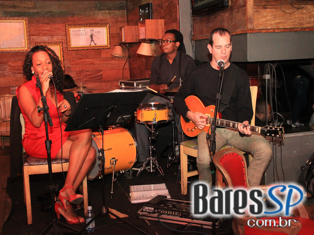 Thereza Dalme se apresentou no palco do Gracia Bar na quinta Thereza Dalme se apresentou no palco do Gracia Bar na quinta