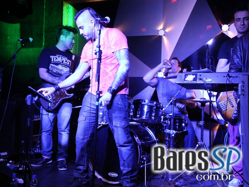 Apresentação de Hot Rocks e outras bandas no palco do Piove Apresentação de Hot Rocks e outras bandas no palco do Piove
