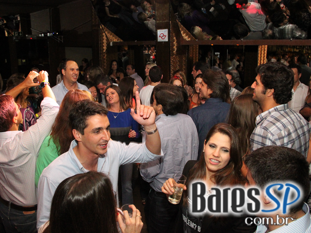 Apresentação de Hot Rocks e outras bandas no palco do Piove Apresentação de Hot Rocks e outras bandas no palco do Piove