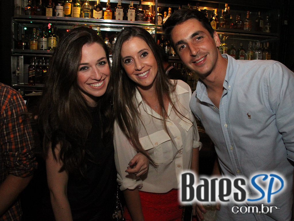 Apresentação de Hot Rocks e outras bandas no palco do Piove Apresentação de Hot Rocks e outras bandas no palco do Piove