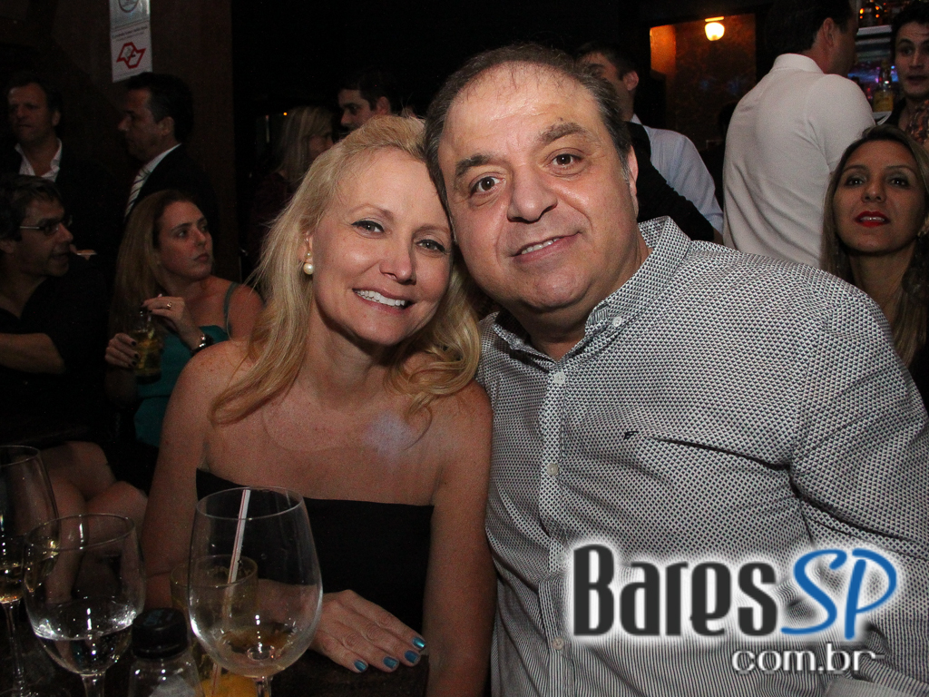 Apresentação de Hot Rocks e outras bandas no palco do Piove Apresentação de Hot Rocks e outras bandas no palco do Piove