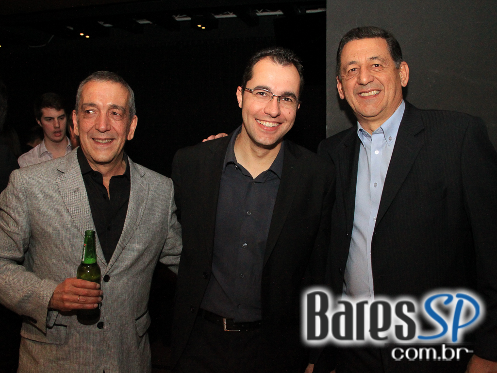 Banda New Girls e DJ Schipper comandaram a quinta-feira do Dezoito Bar Banda New Girls e DJ Schipper comandaram a quinta-feira do Dezoito Bar