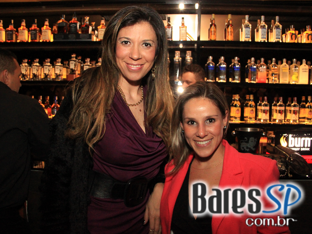 Banda New Girls e DJ Schipper comandaram a quinta-feira do Dezoito Bar Banda New Girls e DJ Schipper comandaram a quinta-feira do Dezoito Bar