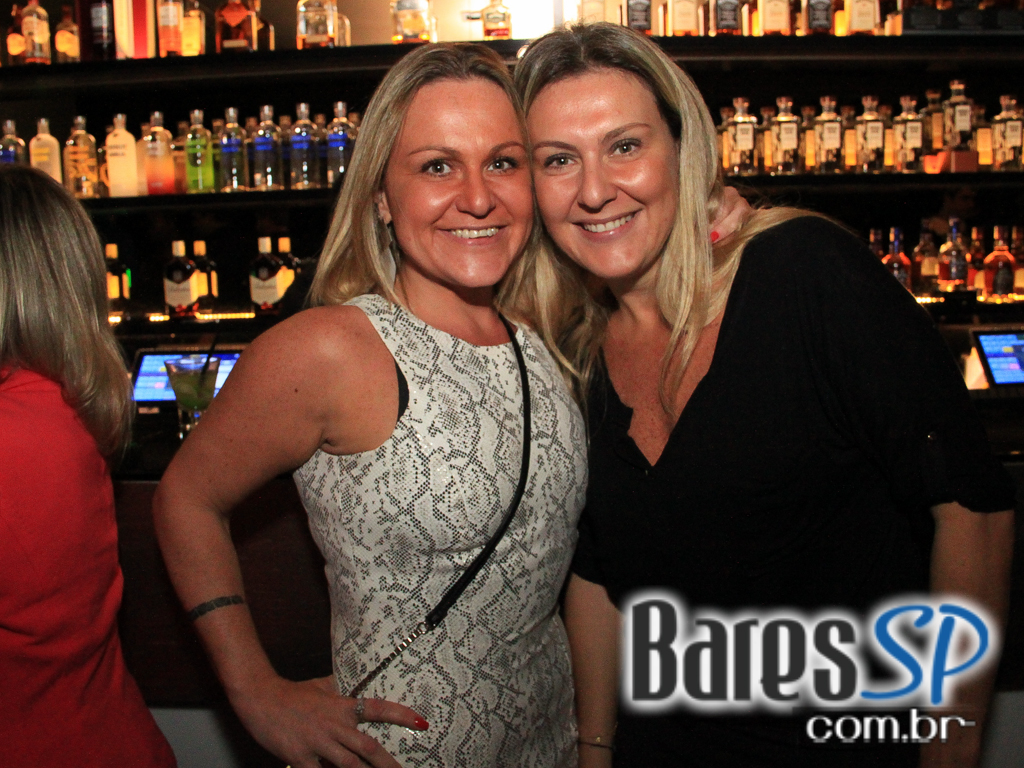 Banda New Girls e DJ Schipper comandaram a quinta-feira do Dezoito Bar Banda New Girls e DJ Schipper comandaram a quinta-feira do Dezoito Bar