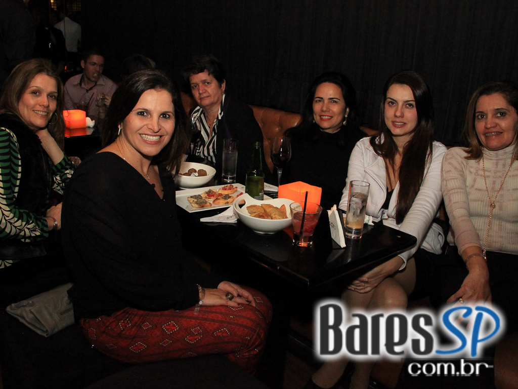 Banda New Girls e DJ Schipper comandaram a quinta-feira do Dezoito Bar Banda New Girls e DJ Schipper comandaram a quinta-feira do Dezoito Bar