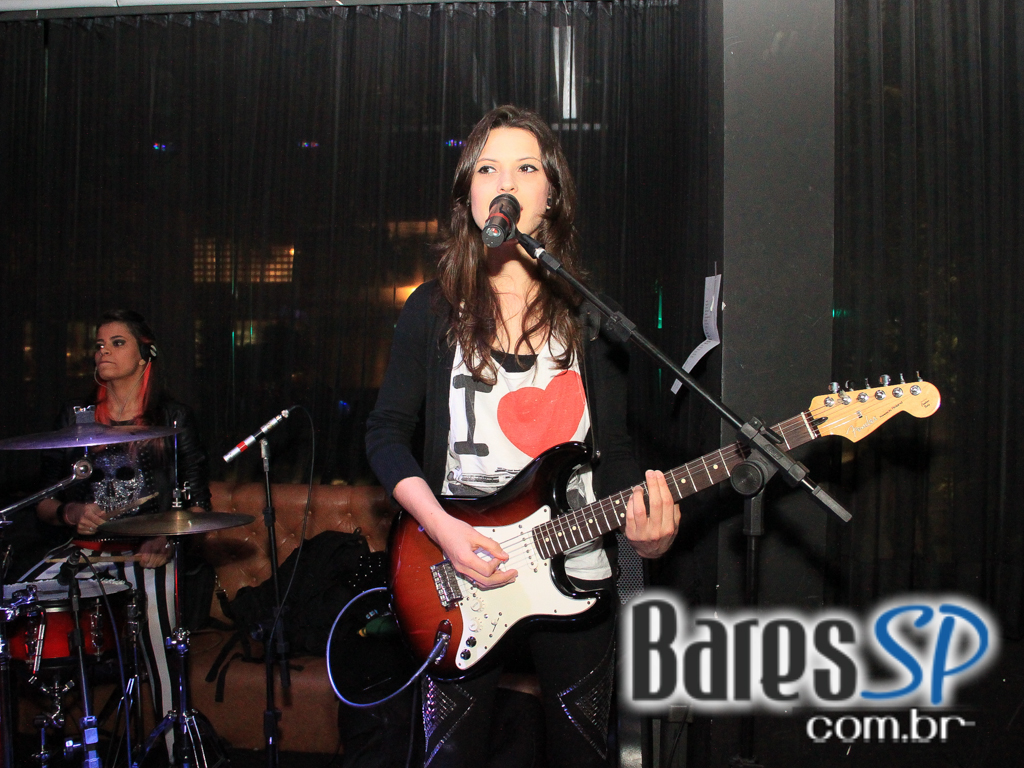 Banda New Girls e DJ Schipper comandaram a quinta-feira do Dezoito Bar Banda New Girls e DJ Schipper comandaram a quinta-feira do Dezoito Bar