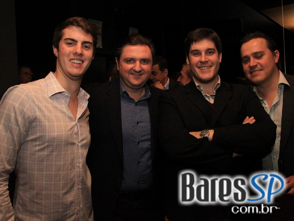 Banda New Girls e DJ Schipper comandaram a quinta-feira do Dezoito Bar Banda New Girls e DJ Schipper comandaram a quinta-feira do Dezoito Bar