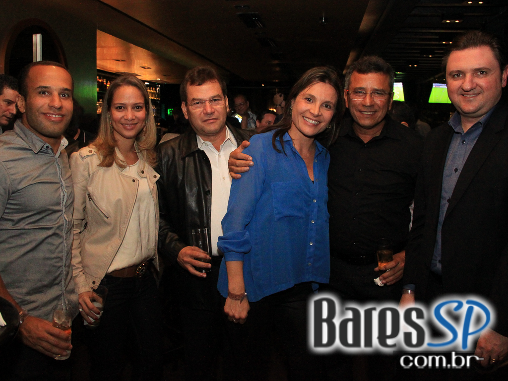 Banda New Girls e DJ Schipper comandaram a quinta-feira do Dezoito Bar Banda New Girls e DJ Schipper comandaram a quinta-feira do Dezoito Bar