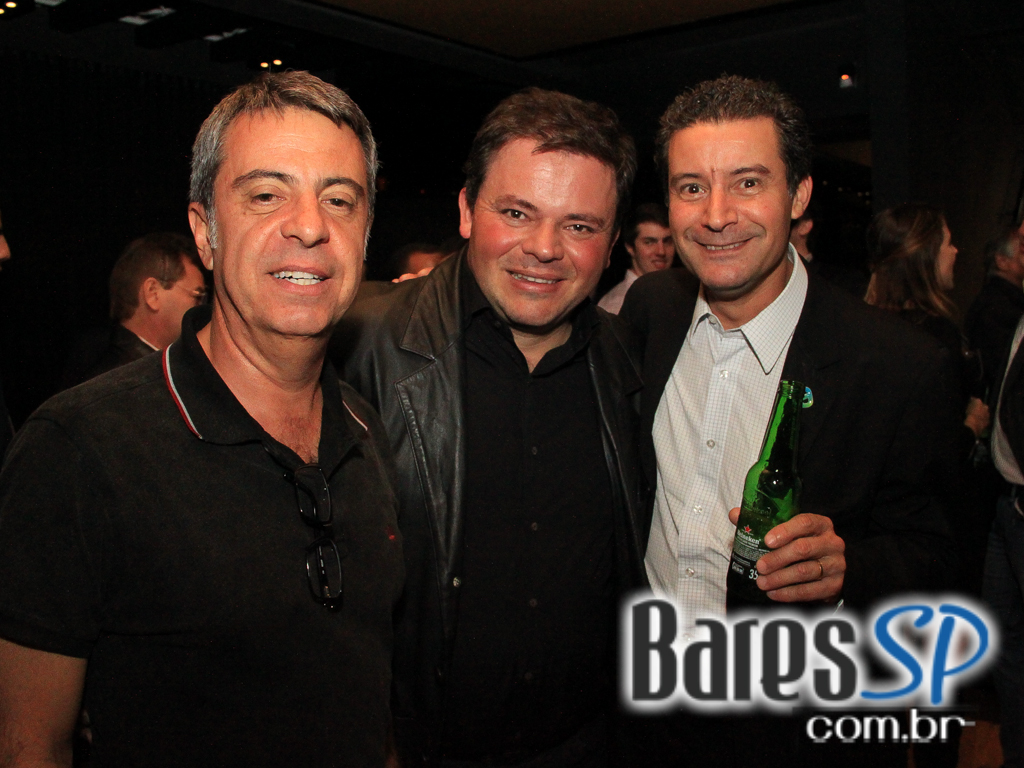 Banda New Girls e DJ Schipper comandaram a quinta-feira do Dezoito Bar Banda New Girls e DJ Schipper comandaram a quinta-feira do Dezoito Bar