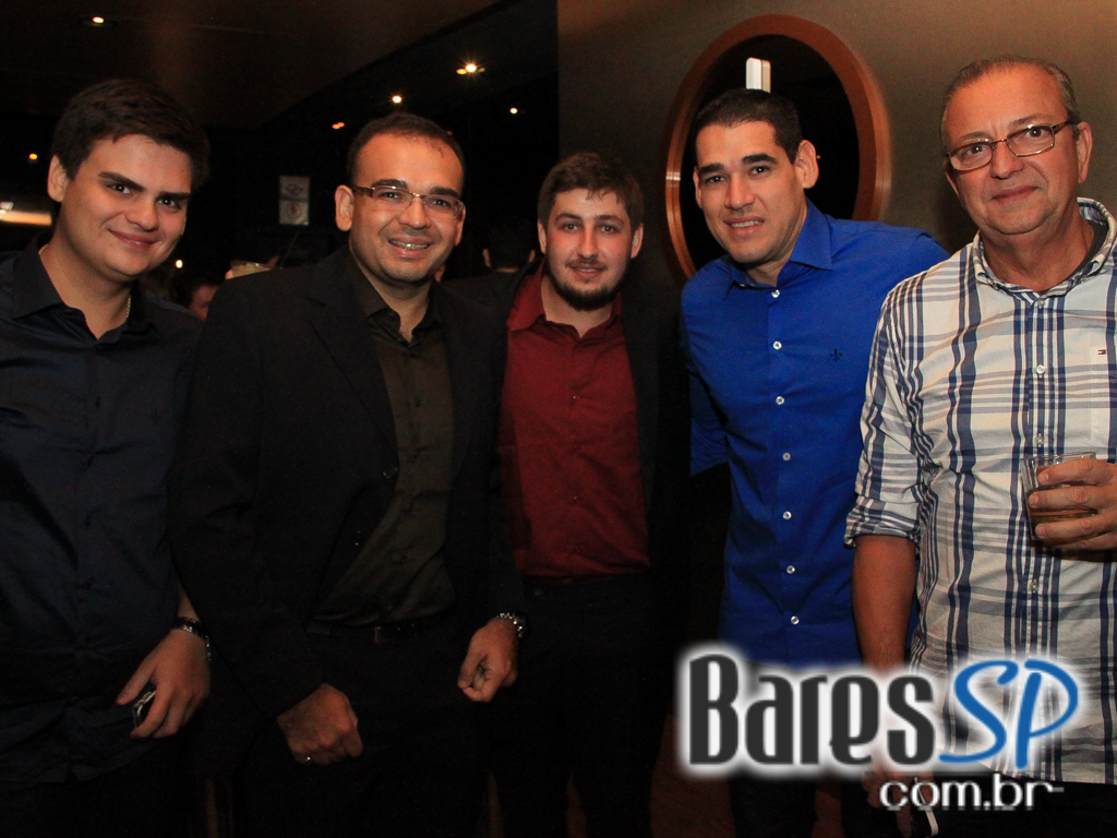 Banda New Girls e DJ Schipper comandaram a quinta-feira do Dezoito Bar Banda New Girls e DJ Schipper comandaram a quinta-feira do Dezoito Bar