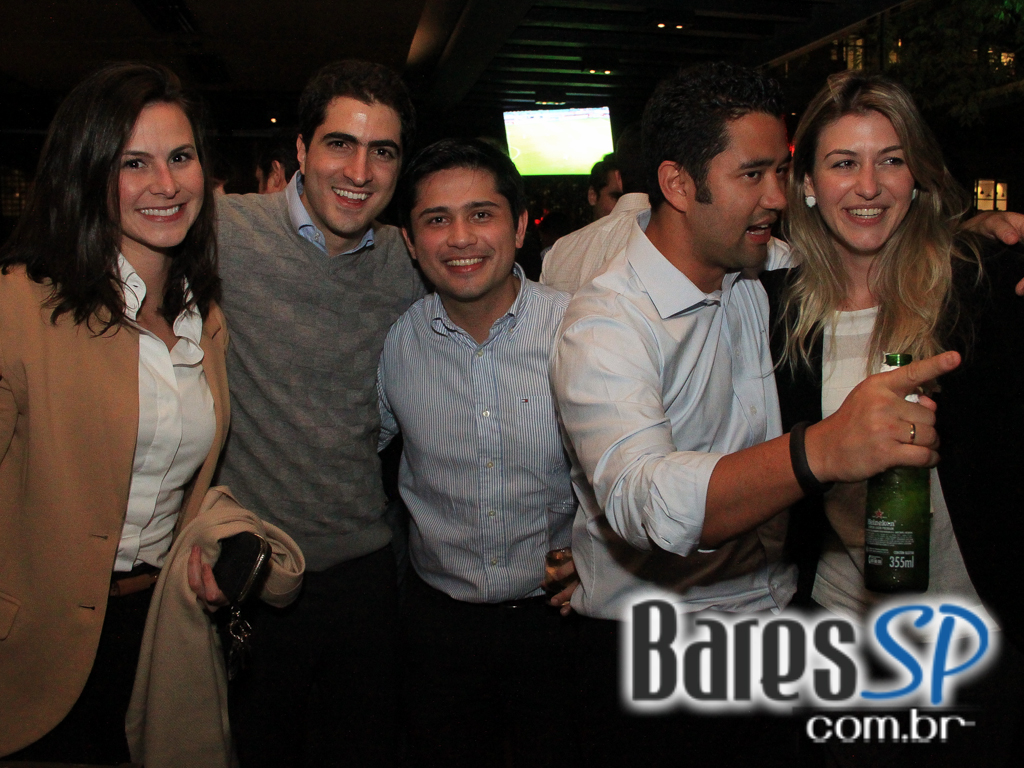 Banda New Girls e DJ Schipper comandaram a quinta-feira do Dezoito Bar Banda New Girls e DJ Schipper comandaram a quinta-feira do Dezoito Bar