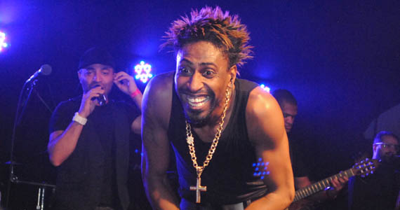 Grupo Pixote e Grupo Razão se apresentaram na balada Santa Aldeia da Vila Olímpia