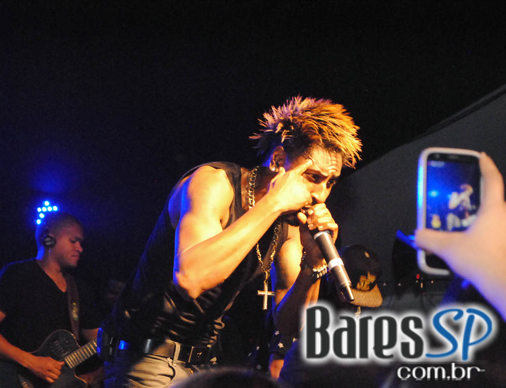 Grupo Pixote e Grupo Razão se apresentaram na balada Santa Aldeia da Vila Olímpia Grupo Pixote e Grupo Razão se apresentaram na balada Santa Aldeia da Vila Olímpia