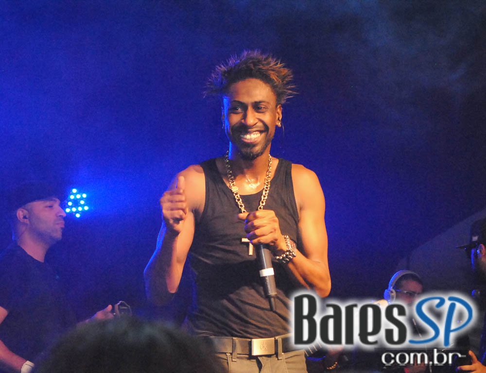 Grupo Pixote e Grupo Razão se apresentaram na balada Santa Aldeia da Vila Olímpia Grupo Pixote e Grupo Razão se apresentaram na balada Santa Aldeia da Vila Olímpia