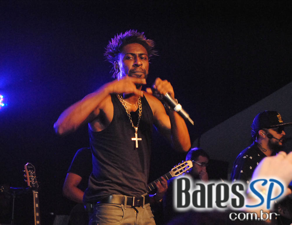 Grupo Pixote e Grupo Razão se apresentaram na balada Santa Aldeia da Vila Olímpia Grupo Pixote e Grupo Razão se apresentaram na balada Santa Aldeia da Vila Olímpia