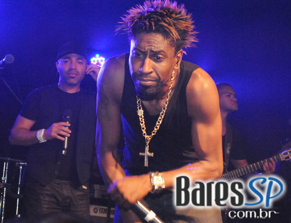 Grupo Pixote e Grupo Razão se apresentaram na balada Santa Aldeia da Vila Olímpia Grupo Pixote e Grupo Razão se apresentaram na balada Santa Aldeia da Vila Olímpia