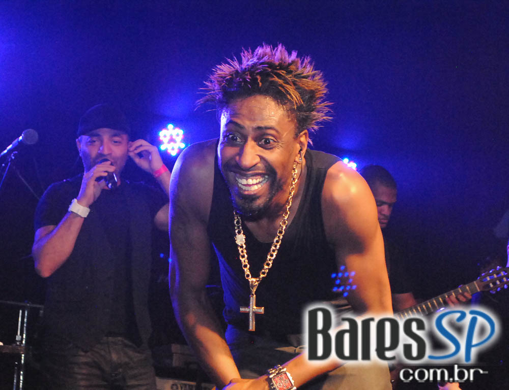 Grupo Pixote e Grupo Razão se apresentaram na balada Santa Aldeia da Vila Olímpia Grupo Pixote e Grupo Razão se apresentaram na balada Santa Aldeia da Vila Olímpia