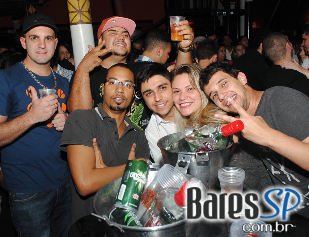 Grupo Pixote e Grupo Razão se apresentaram na balada Santa Aldeia da Vila Olímpia Grupo Pixote e Grupo Razão se apresentaram na balada Santa Aldeia da Vila Olímpia