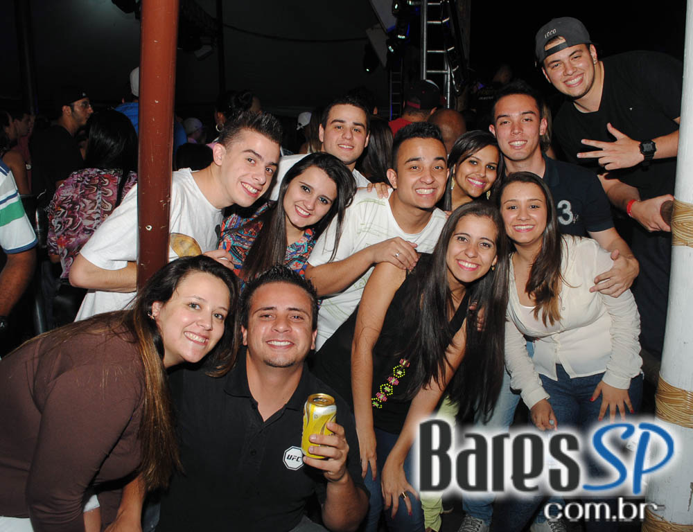 Grupo Pixote e Grupo Razão se apresentaram na balada Santa Aldeia da Vila Olímpia Grupo Pixote e Grupo Razão se apresentaram na balada Santa Aldeia da Vila Olímpia