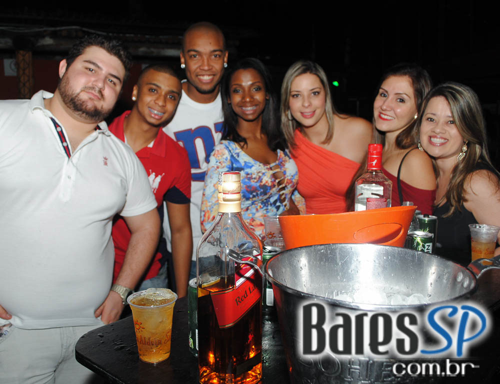 Grupo Pixote e Grupo Razão se apresentaram na balada Santa Aldeia da Vila Olímpia Grupo Pixote e Grupo Razão se apresentaram na balada Santa Aldeia da Vila Olímpia