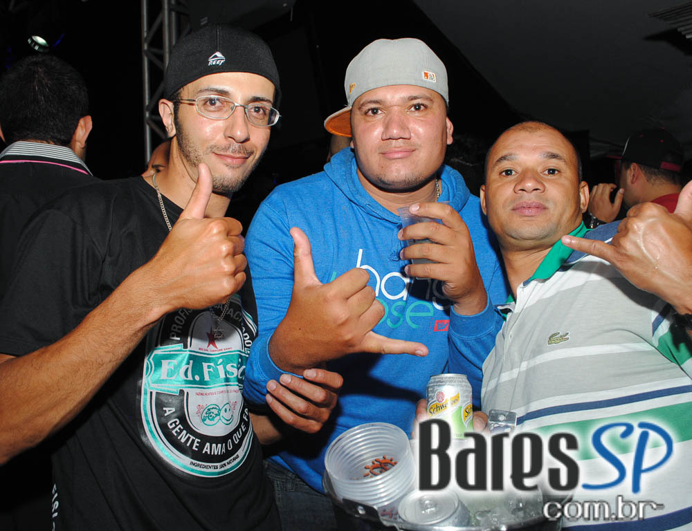 Grupo Pixote e Grupo Razão se apresentaram na balada Santa Aldeia da Vila Olímpia Grupo Pixote e Grupo Razão se apresentaram na balada Santa Aldeia da Vila Olímpia