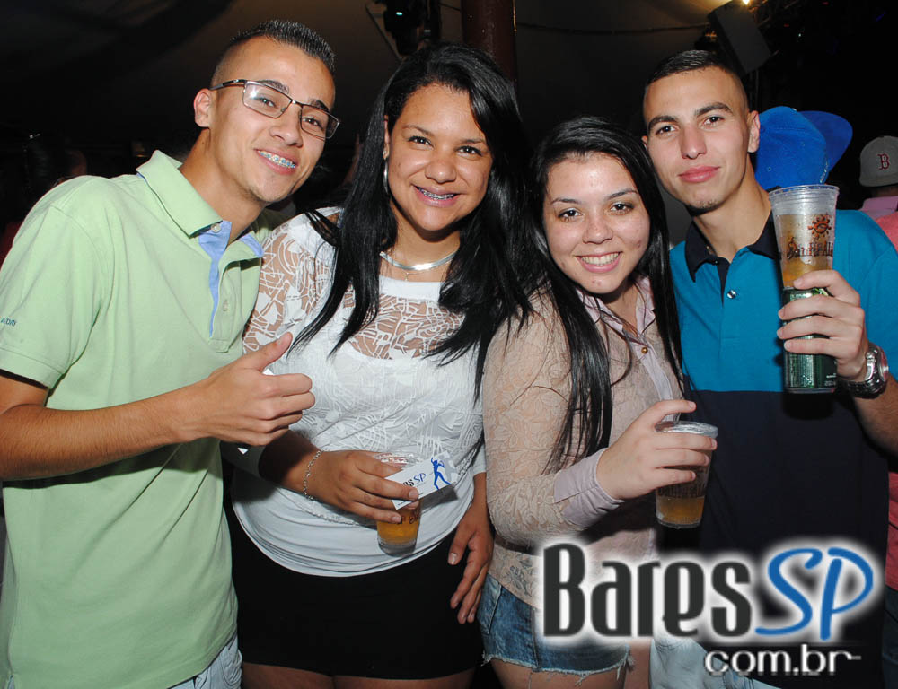 Grupo Pixote e Grupo Razão se apresentaram na balada Santa Aldeia da Vila Olímpia Grupo Pixote e Grupo Razão se apresentaram na balada Santa Aldeia da Vila Olímpia