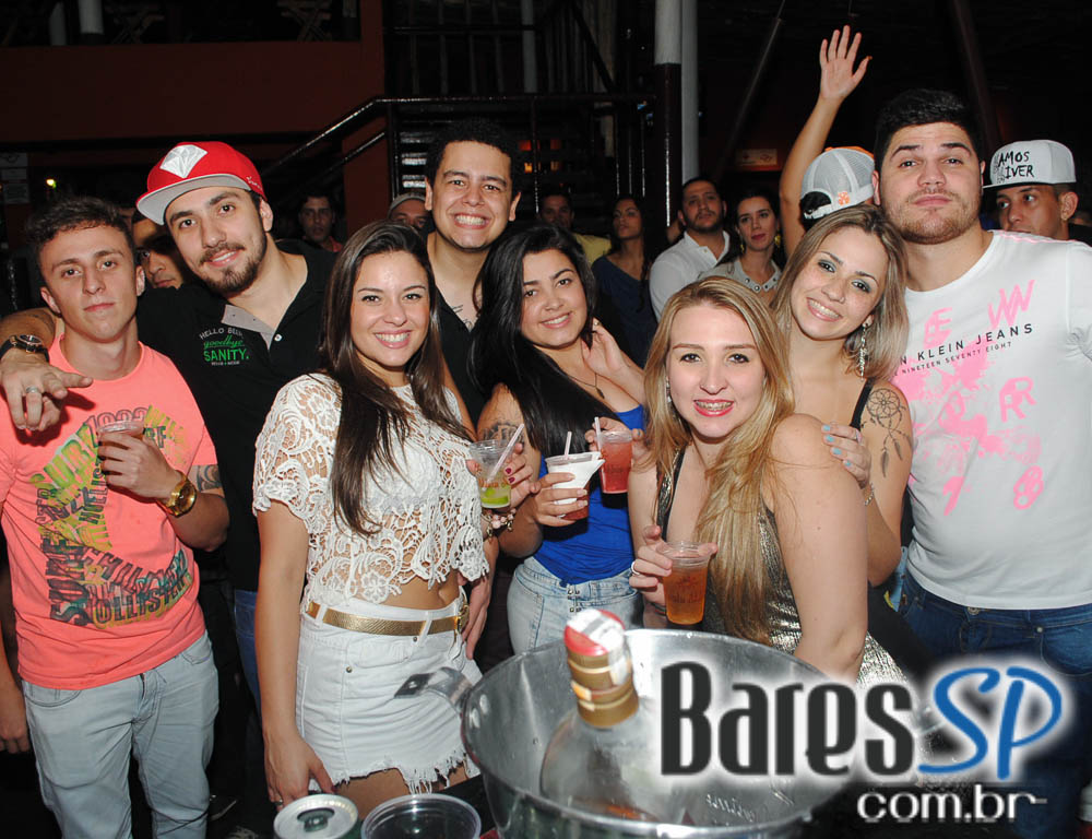 Grupo Pixote e Grupo Razão se apresentaram na balada Santa Aldeia da Vila Olímpia Grupo Pixote e Grupo Razão se apresentaram na balada Santa Aldeia da Vila Olímpia