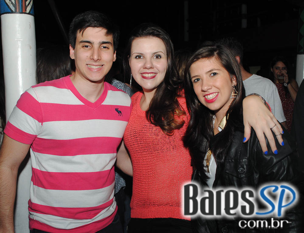 Grupo Pixote e Grupo Razão se apresentaram na balada Santa Aldeia da Vila Olímpia Grupo Pixote e Grupo Razão se apresentaram na balada Santa Aldeia da Vila Olímpia