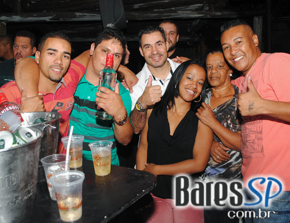 Grupo Pixote e Grupo Razão se apresentaram na balada Santa Aldeia da Vila Olímpia Grupo Pixote e Grupo Razão se apresentaram na balada Santa Aldeia da Vila Olímpia