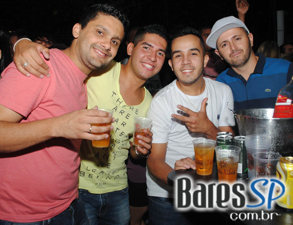 Grupo Pixote e Grupo Razão se apresentaram na balada Santa Aldeia da Vila Olímpia Grupo Pixote e Grupo Razão se apresentaram na balada Santa Aldeia da Vila Olímpia