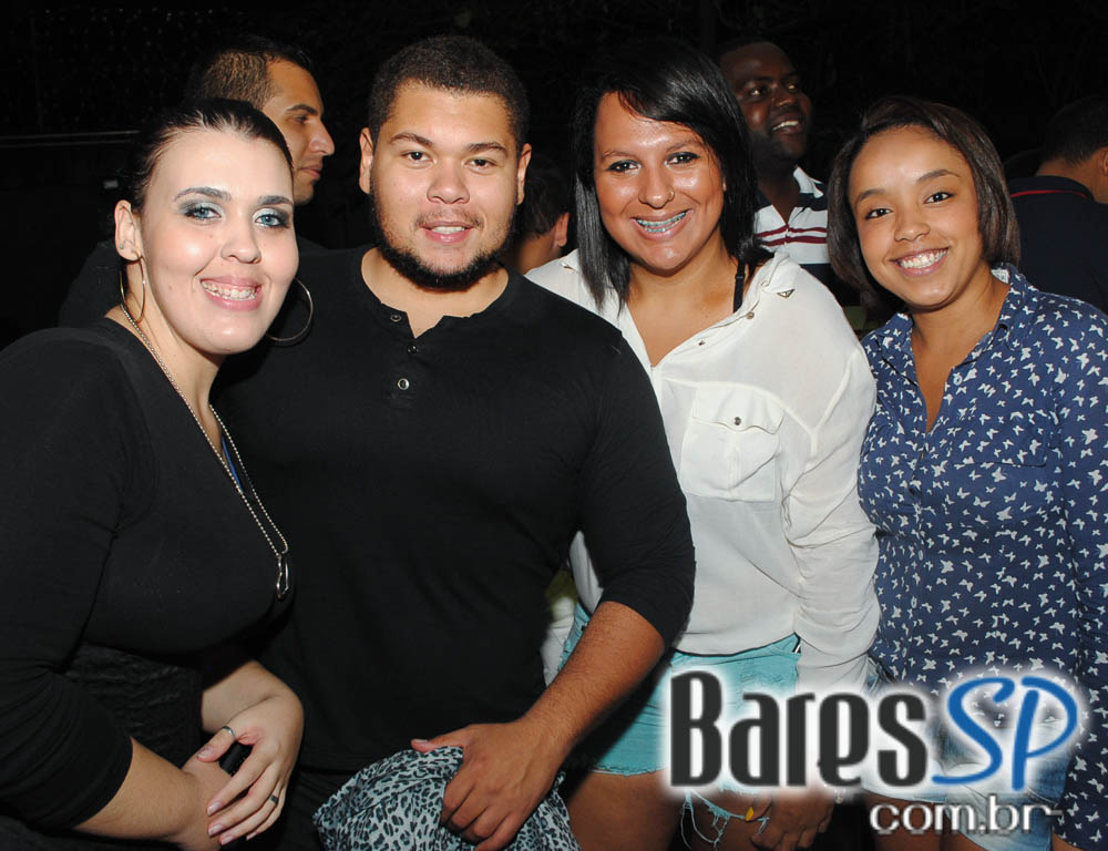 Grupo Pixote e Grupo Razão se apresentaram na balada Santa Aldeia da Vila Olímpia Grupo Pixote e Grupo Razão se apresentaram na balada Santa Aldeia da Vila Olímpia