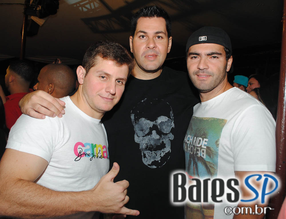 Grupo Pixote e Grupo Razão se apresentaram na balada Santa Aldeia da Vila Olímpia Grupo Pixote e Grupo Razão se apresentaram na balada Santa Aldeia da Vila Olímpia