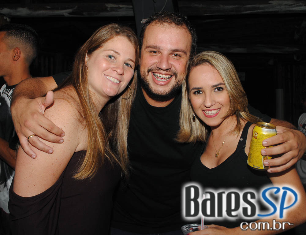 Grupo Pixote e Grupo Razão se apresentaram na balada Santa Aldeia da Vila Olímpia Grupo Pixote e Grupo Razão se apresentaram na balada Santa Aldeia da Vila Olímpia