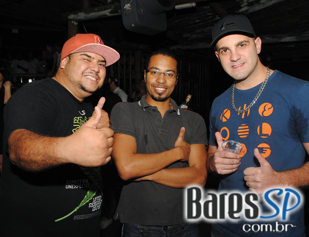 Grupo Pixote e Grupo Razão se apresentaram na balada Santa Aldeia da Vila Olímpia Grupo Pixote e Grupo Razão se apresentaram na balada Santa Aldeia da Vila Olímpia