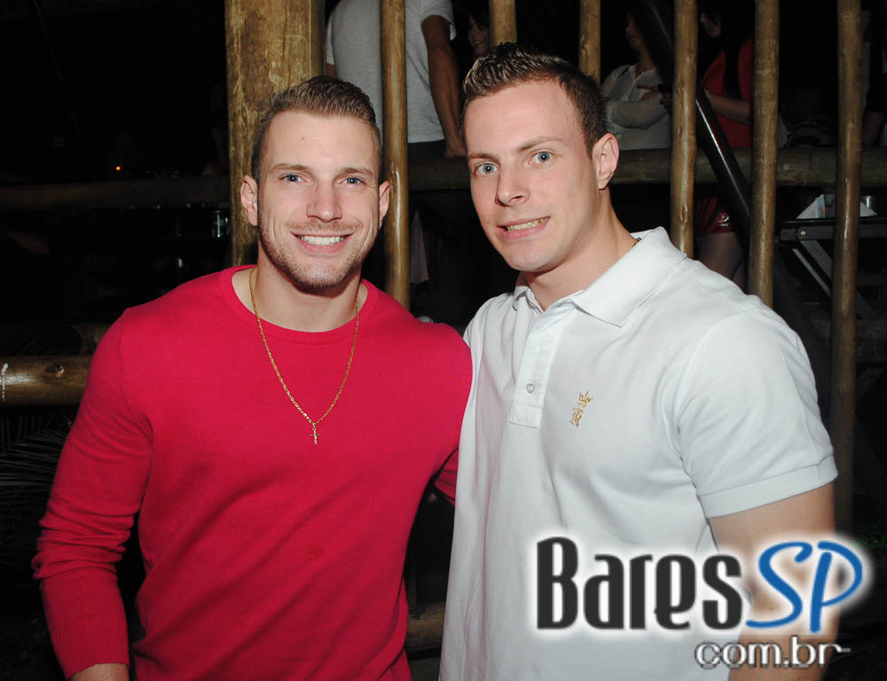 Grupo Pixote e Grupo Razão se apresentaram na balada Santa Aldeia da Vila Olímpia Grupo Pixote e Grupo Razão se apresentaram na balada Santa Aldeia da Vila Olímpia