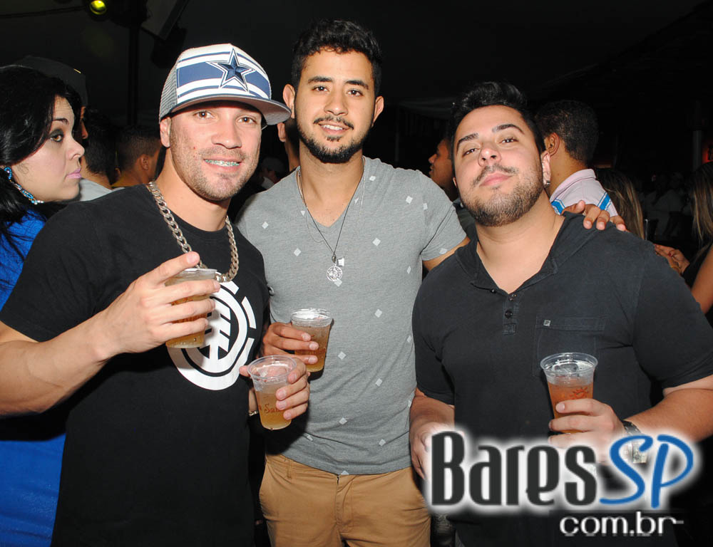 Grupo Pixote e Grupo Razão se apresentaram na balada Santa Aldeia da Vila Olímpia Grupo Pixote e Grupo Razão se apresentaram na balada Santa Aldeia da Vila Olímpia