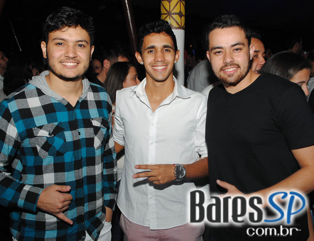 Grupo Pixote e Grupo Razão se apresentaram na balada Santa Aldeia da Vila Olímpia Grupo Pixote e Grupo Razão se apresentaram na balada Santa Aldeia da Vila Olímpia