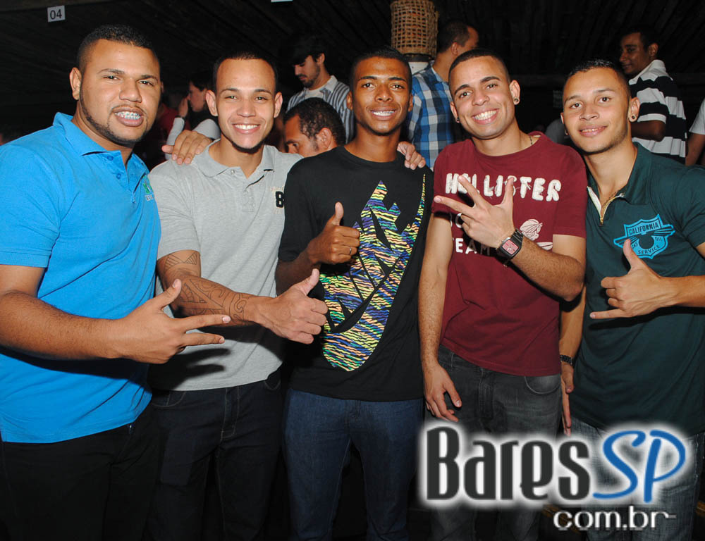 Grupo Pixote e Grupo Razão se apresentaram na balada Santa Aldeia da Vila Olímpia Grupo Pixote e Grupo Razão se apresentaram na balada Santa Aldeia da Vila Olímpia