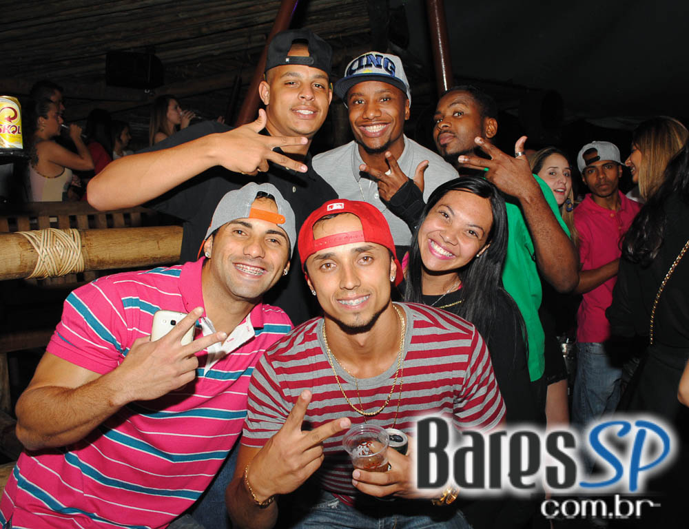 Grupo Pixote e Grupo Razão se apresentaram na balada Santa Aldeia da Vila Olímpia Grupo Pixote e Grupo Razão se apresentaram na balada Santa Aldeia da Vila Olímpia