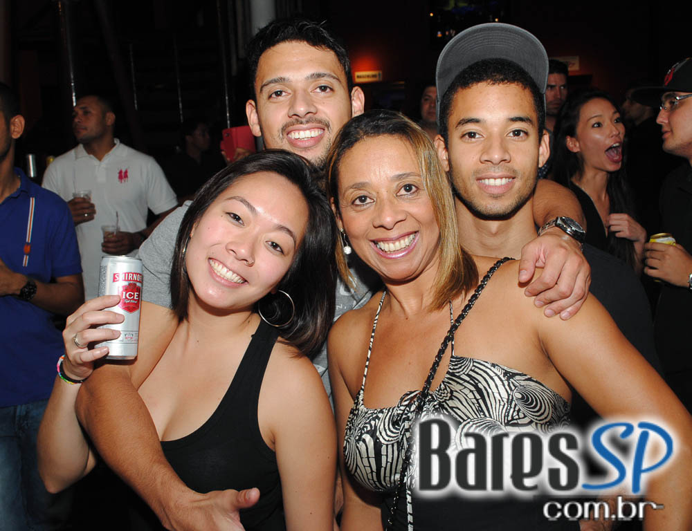 Grupo Pixote e Grupo Razão se apresentaram na balada Santa Aldeia da Vila Olímpia Grupo Pixote e Grupo Razão se apresentaram na balada Santa Aldeia da Vila Olímpia