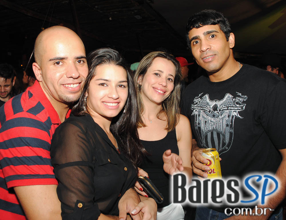 Grupo Pixote e Grupo Razão se apresentaram na balada Santa Aldeia da Vila Olímpia Grupo Pixote e Grupo Razão se apresentaram na balada Santa Aldeia da Vila Olímpia