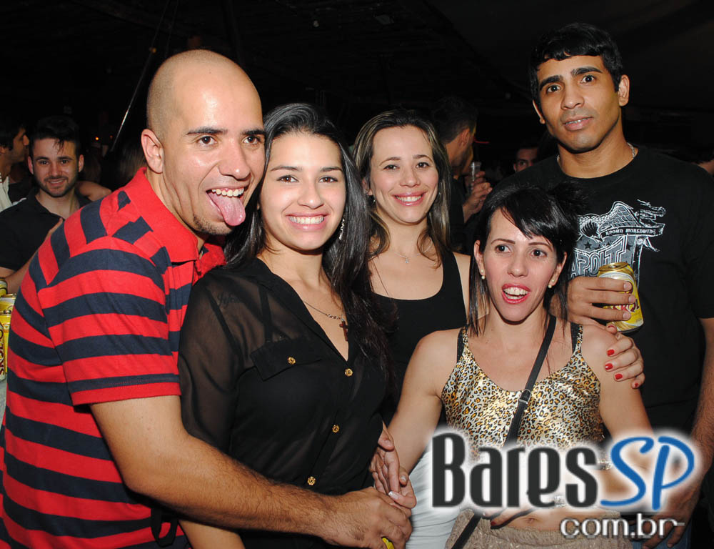 Grupo Pixote e Grupo Razão se apresentaram na balada Santa Aldeia da Vila Olímpia Grupo Pixote e Grupo Razão se apresentaram na balada Santa Aldeia da Vila Olímpia