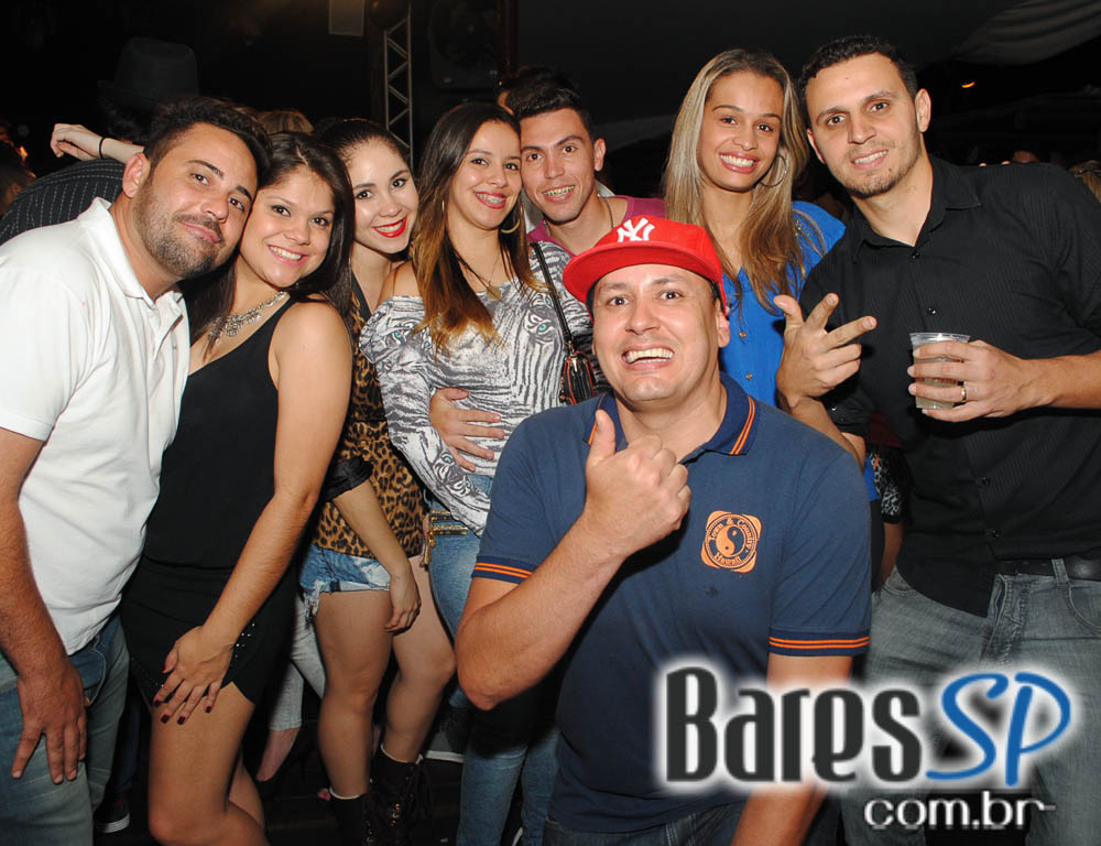 Grupo Pixote e Grupo Razão se apresentaram na balada Santa Aldeia da Vila Olímpia Grupo Pixote e Grupo Razão se apresentaram na balada Santa Aldeia da Vila Olímpia