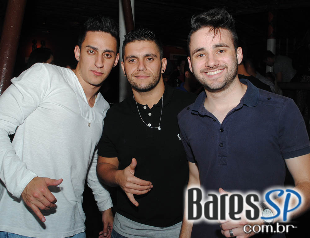 Grupo Pixote e Grupo Razão se apresentaram na balada Santa Aldeia da Vila Olímpia Grupo Pixote e Grupo Razão se apresentaram na balada Santa Aldeia da Vila Olímpia