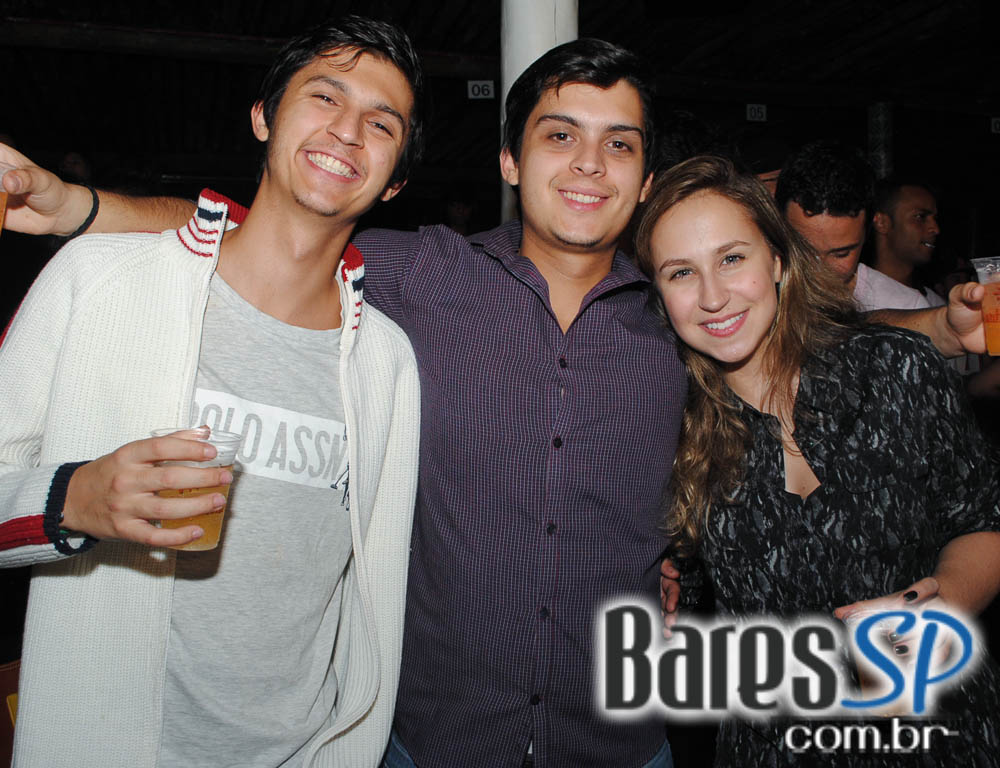 Grupo Pixote e Grupo Razão se apresentaram na balada Santa Aldeia da Vila Olímpia Grupo Pixote e Grupo Razão se apresentaram na balada Santa Aldeia da Vila Olímpia