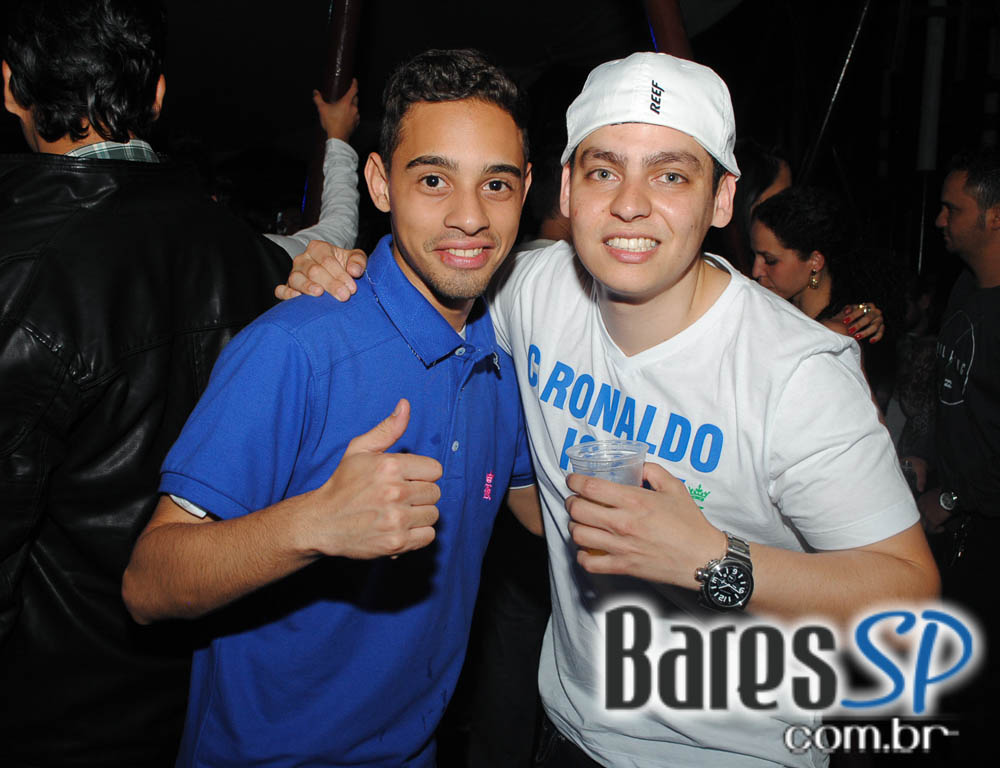 Grupo Pixote e Grupo Razão se apresentaram na balada Santa Aldeia da Vila Olímpia Grupo Pixote e Grupo Razão se apresentaram na balada Santa Aldeia da Vila Olímpia