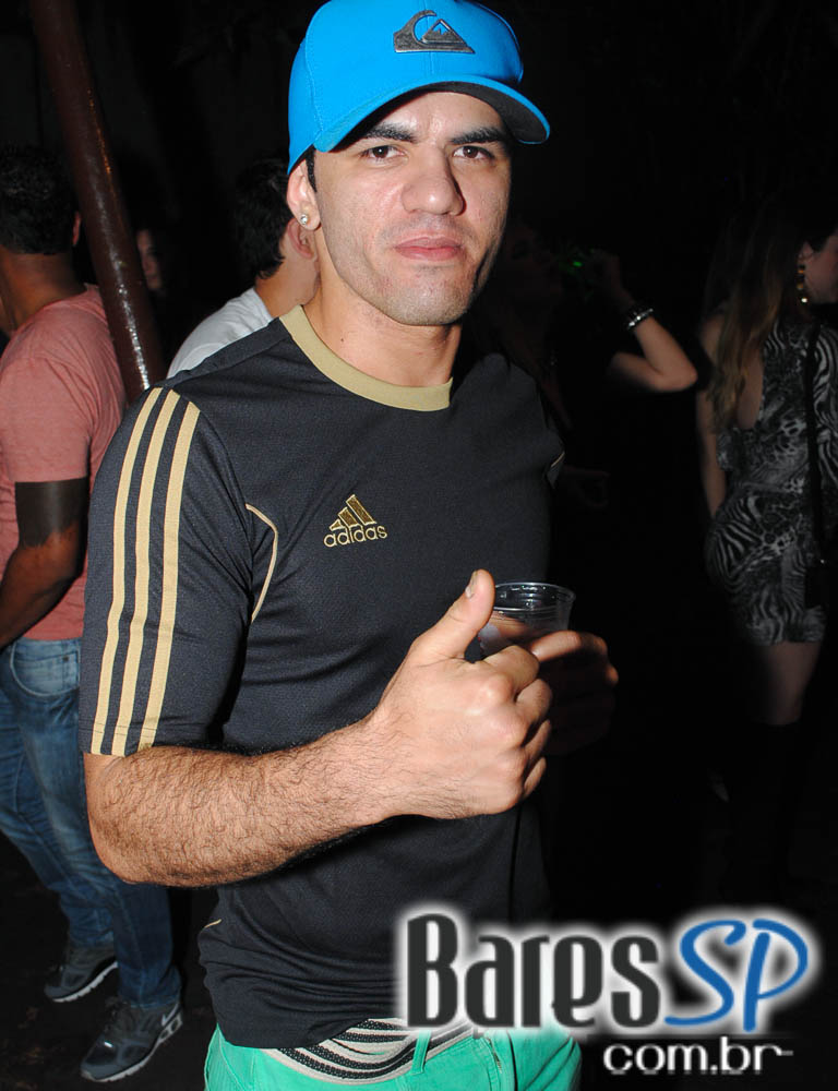 Grupo Pixote e Grupo Razão se apresentaram na balada Santa Aldeia da Vila Olímpia Grupo Pixote e Grupo Razão se apresentaram na balada Santa Aldeia da Vila Olímpia