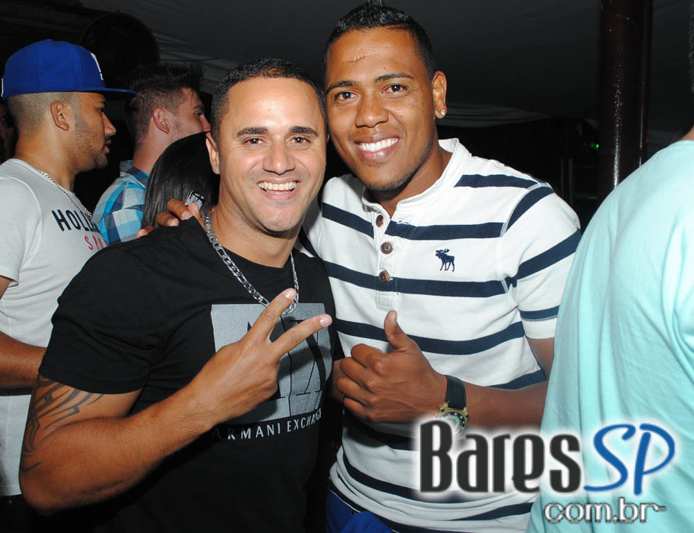 Grupo Pixote e Grupo Razão se apresentaram na balada Santa Aldeia da Vila Olímpia Grupo Pixote e Grupo Razão se apresentaram na balada Santa Aldeia da Vila Olímpia