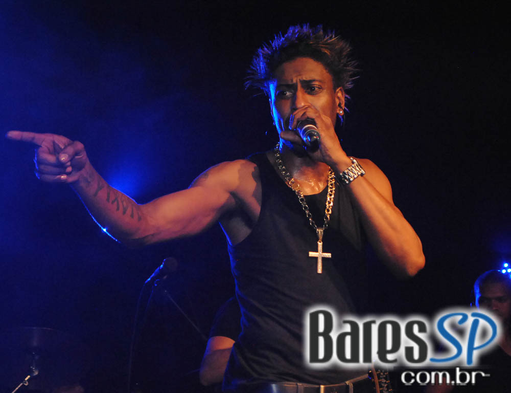 Grupo Pixote e Grupo Razão se apresentaram na balada Santa Aldeia da Vila Olímpia Grupo Pixote e Grupo Razão se apresentaram na balada Santa Aldeia da Vila Olímpia