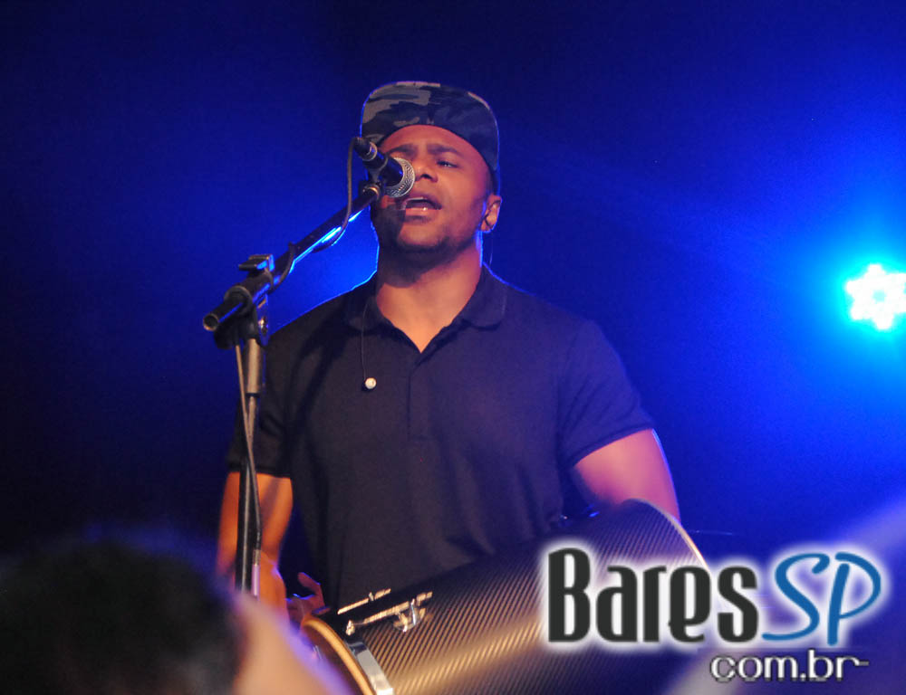 Grupo Pixote e Grupo Razão se apresentaram na balada Santa Aldeia da Vila Olímpia Grupo Pixote e Grupo Razão se apresentaram na balada Santa Aldeia da Vila Olímpia